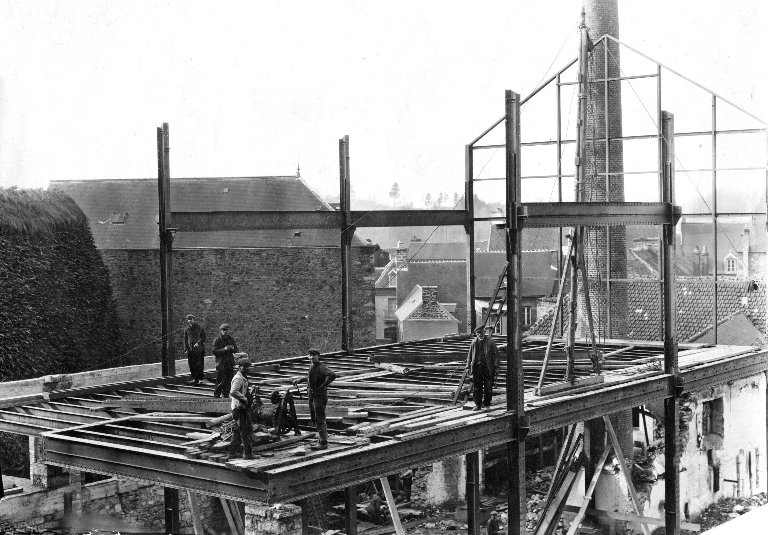 L'imprimerie en construction, dans les années 1920.
